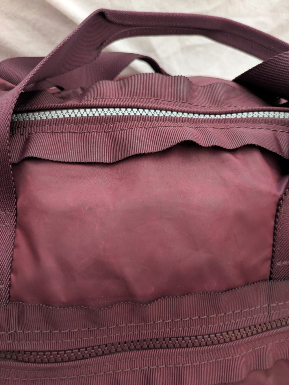 Lululemon Gym to Win Duffle Bag Burgundy Rare - Picture 7 of 13